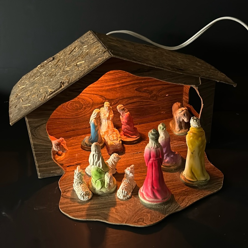 Vintage light up folding cardboard Nativity scene with 13 chalkware figures